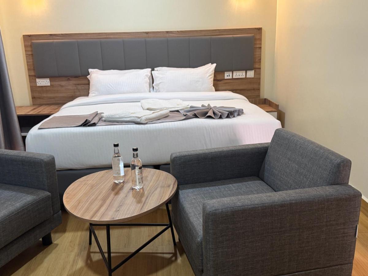 A suite with lounge seating at Canopy View Hotel